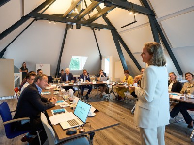 Minister Ernst Kuipers bezoekt Gender Clinic